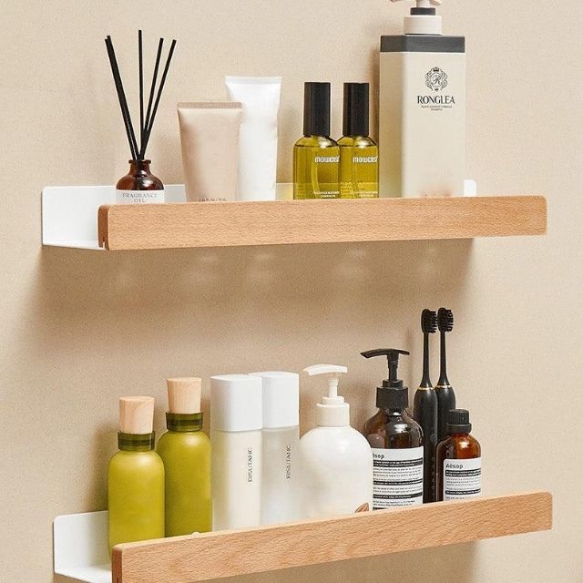 Étagère moderne pour salle de bain en bois massif. Fixation murale auto-adhésive, rangement élégant.