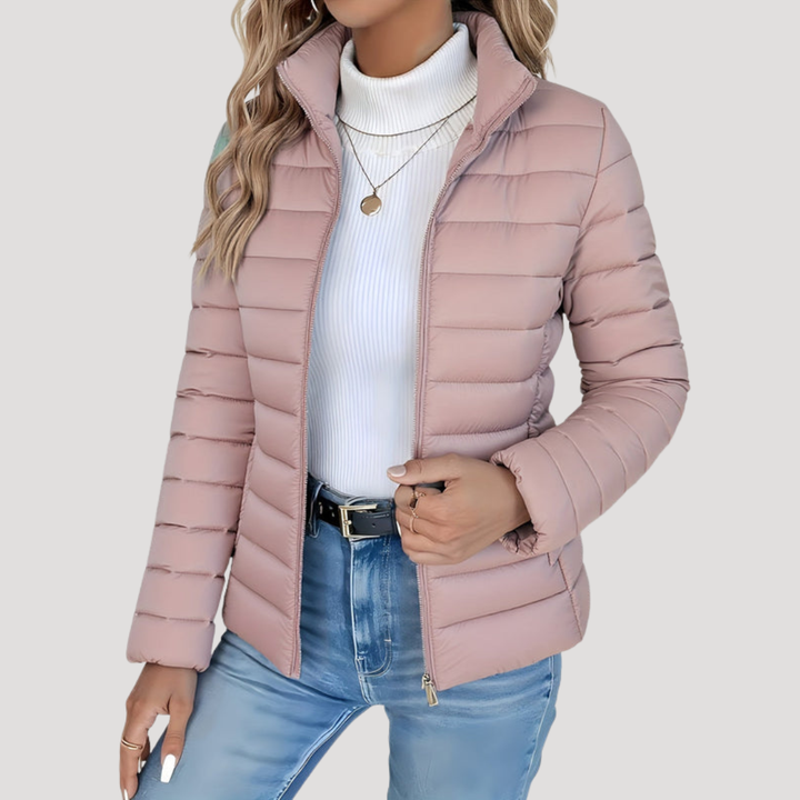 Veste femme matelassée moderne, zippée, avec col montant. Vêtement d'extérieur chaud et élégant pour la saison froide.