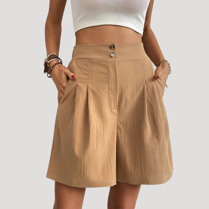 Silhouette d'un short plissé taille haute, alliant chic et confort pour la mode estivale féminine.