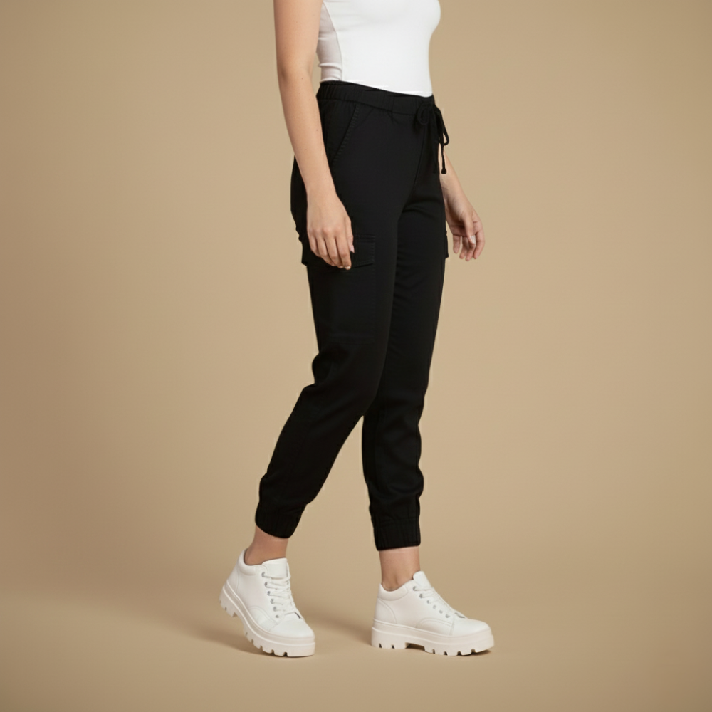 Femme portant un pantalon cargo jogging noir. Style streetwear, confort optimal et look décontracté sportif urbain.