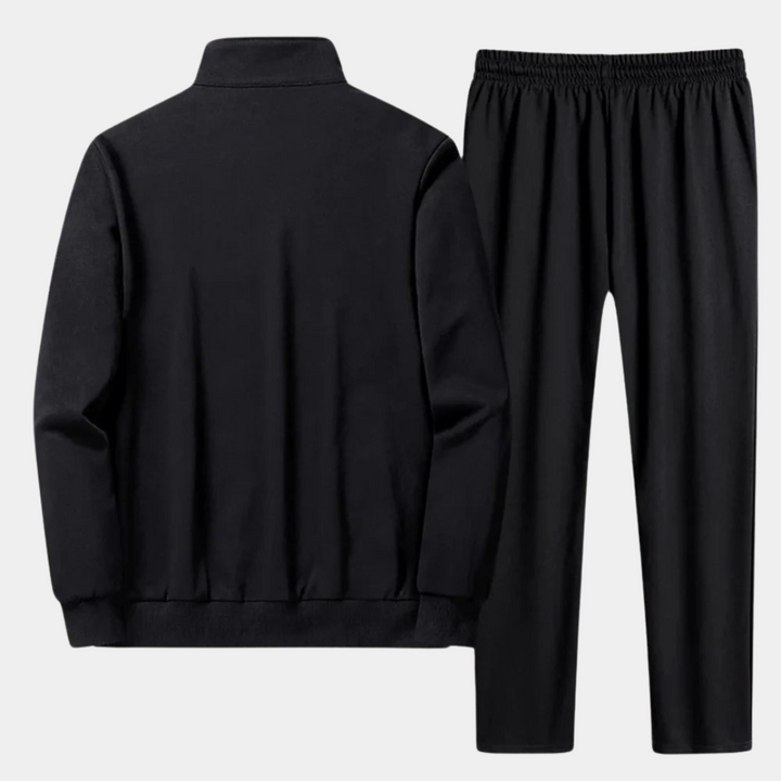 Ensemble survêtement homme moderne et confortable, idéal pour le sport ou la détente.