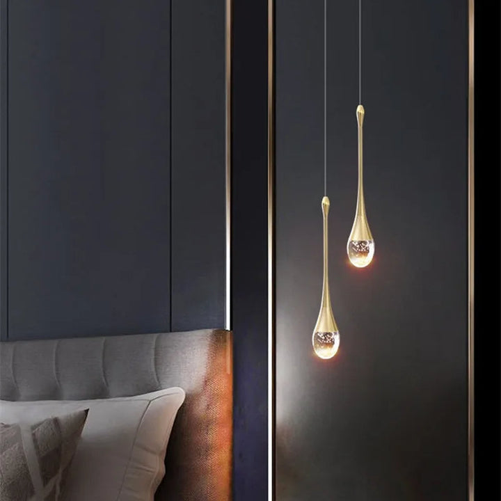 Suspension luminaire verre moderne, éclairage design chaleureux pour intérieur contemporain, salon ou chambre.