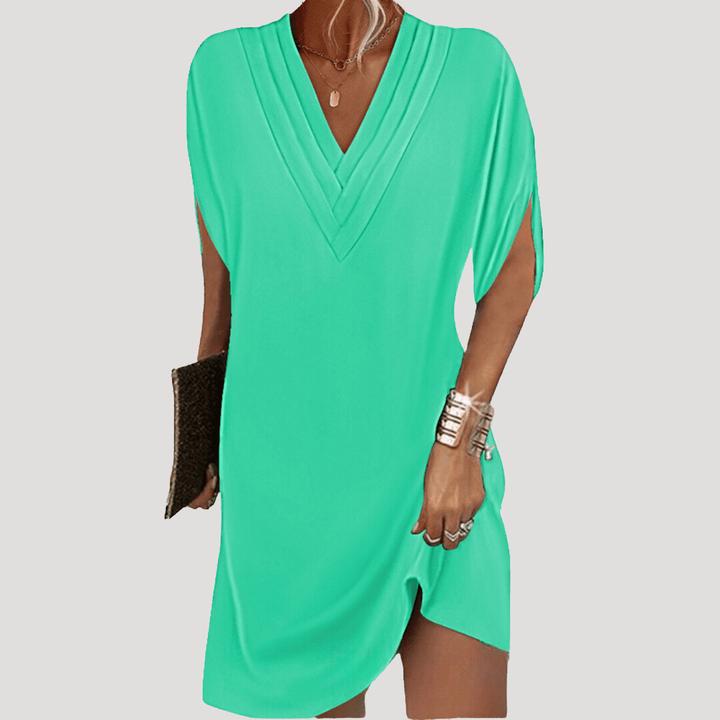 Robe moderne courte fluide avec col V pour femme, alliant confort et élégance au quotidien.
