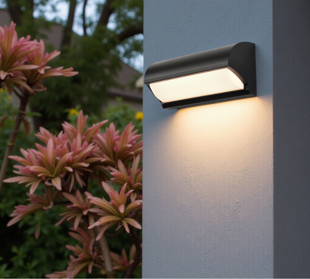 Applique murale LED moderne noire pour extérieur, idéale jardin ou terrasse. Éclairage puissant et économe.
