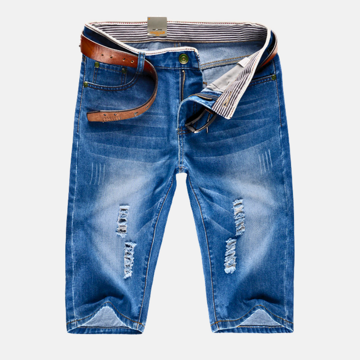 Short en jean décontracté homme bleu, coupe droite, style usé moderne. Idéal pour l'été et un look urbain.