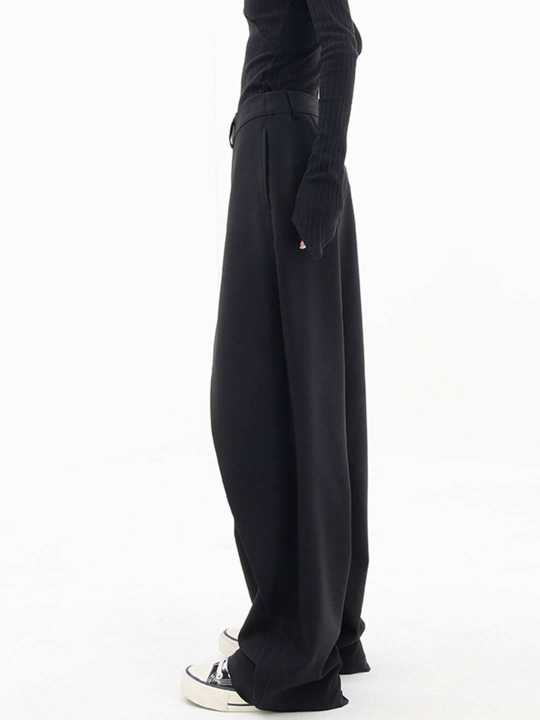Pantalon femme moderne, design asymétrique et coupe baggy, une pièce mode incontournable.