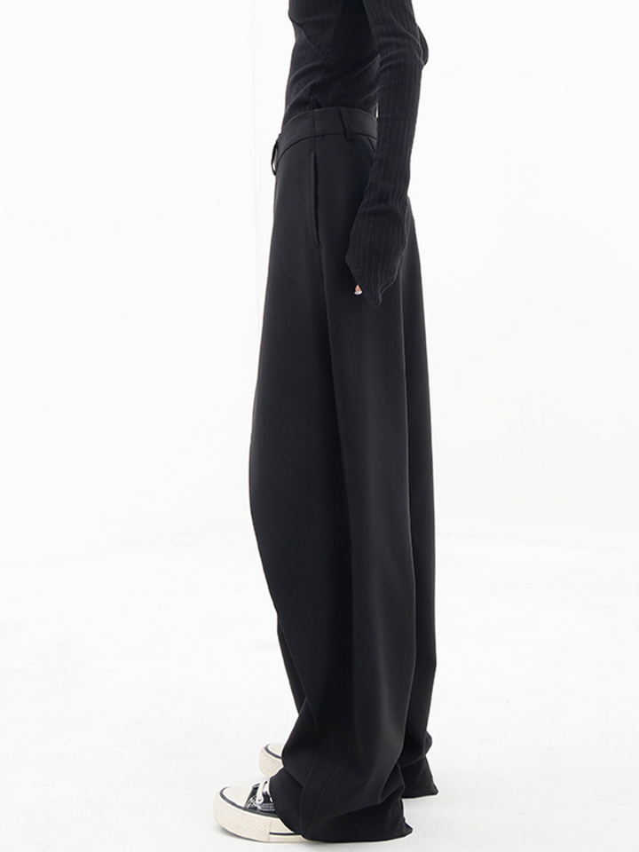 Pantalon femme moderne, design asymétrique et coupe baggy, une pièce mode incontournable.