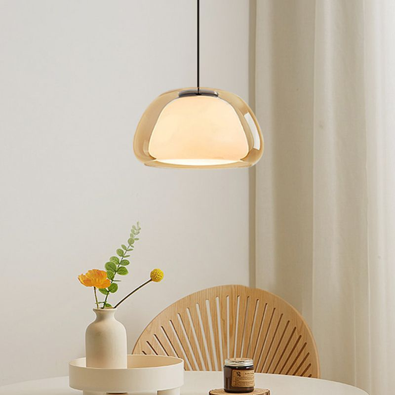 Suspension élégante en verre, lumière parfaite pour salon moderne.
