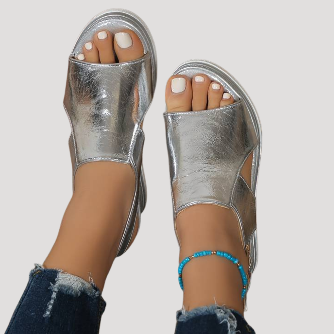 Sandales plateforme femme décontractées et chic, à bout ouvert étincelantes, parfaites pour l'été.
