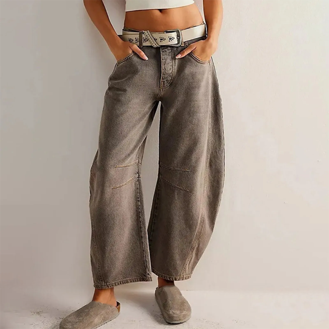 Jeans femme taille haute, coupe large et ultra-confortable. Idéal pour un look décontracté et une tenue quotidienne.
