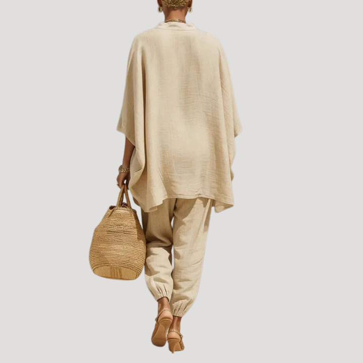 Tenue d'été femme bohème en lin, pantalon fluide et haut ample pour un look chic et décontracté.