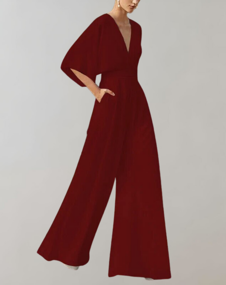Jumpsuit femme élégante pour soirée, décolleté plongeant audacieux et pantalon large. Chic et confortable.