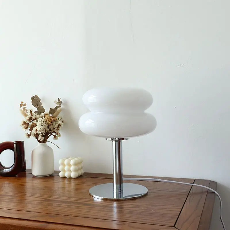 Lampe LED sans fil au design italien inspiré du Bauhaus, luminaire de table pour une décoration unique.