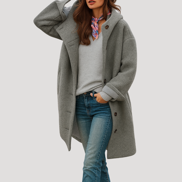 Manteau femme à capuche et boutons, élégant et polyvalent. Idéal pour un look chic ou décontracté en saison froide.
