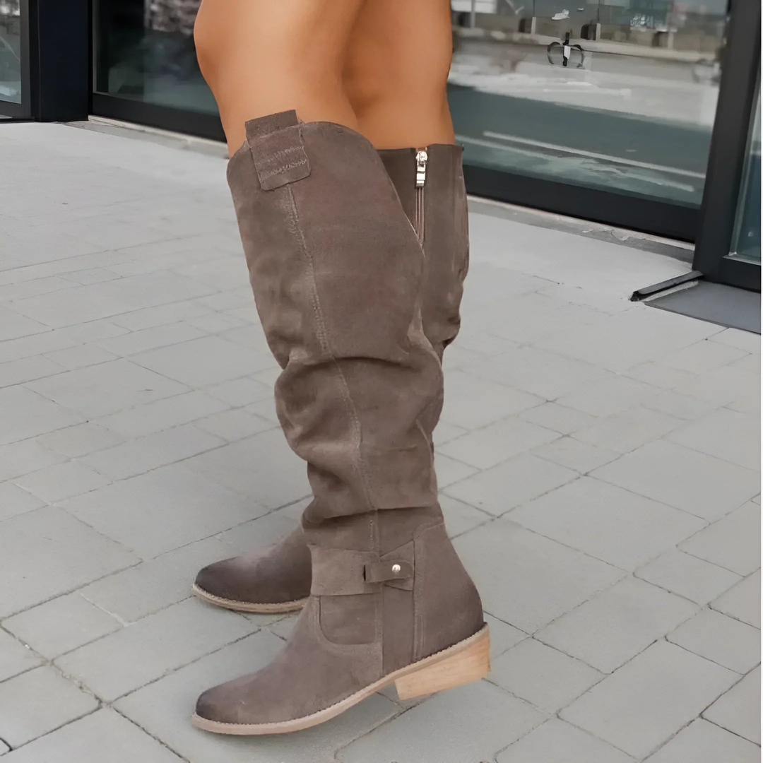 Bottes hautes femme, classiques et ultra confortables, complètent une tenue mode automne/hiver.