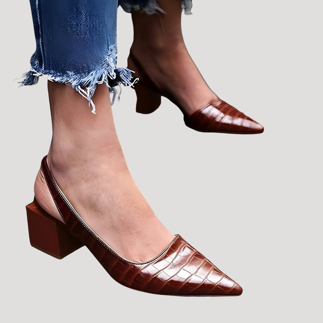 Chaussures femme confortables marron à talon bas, bout pointu, idéales pour tenue habillée ou décontractée.