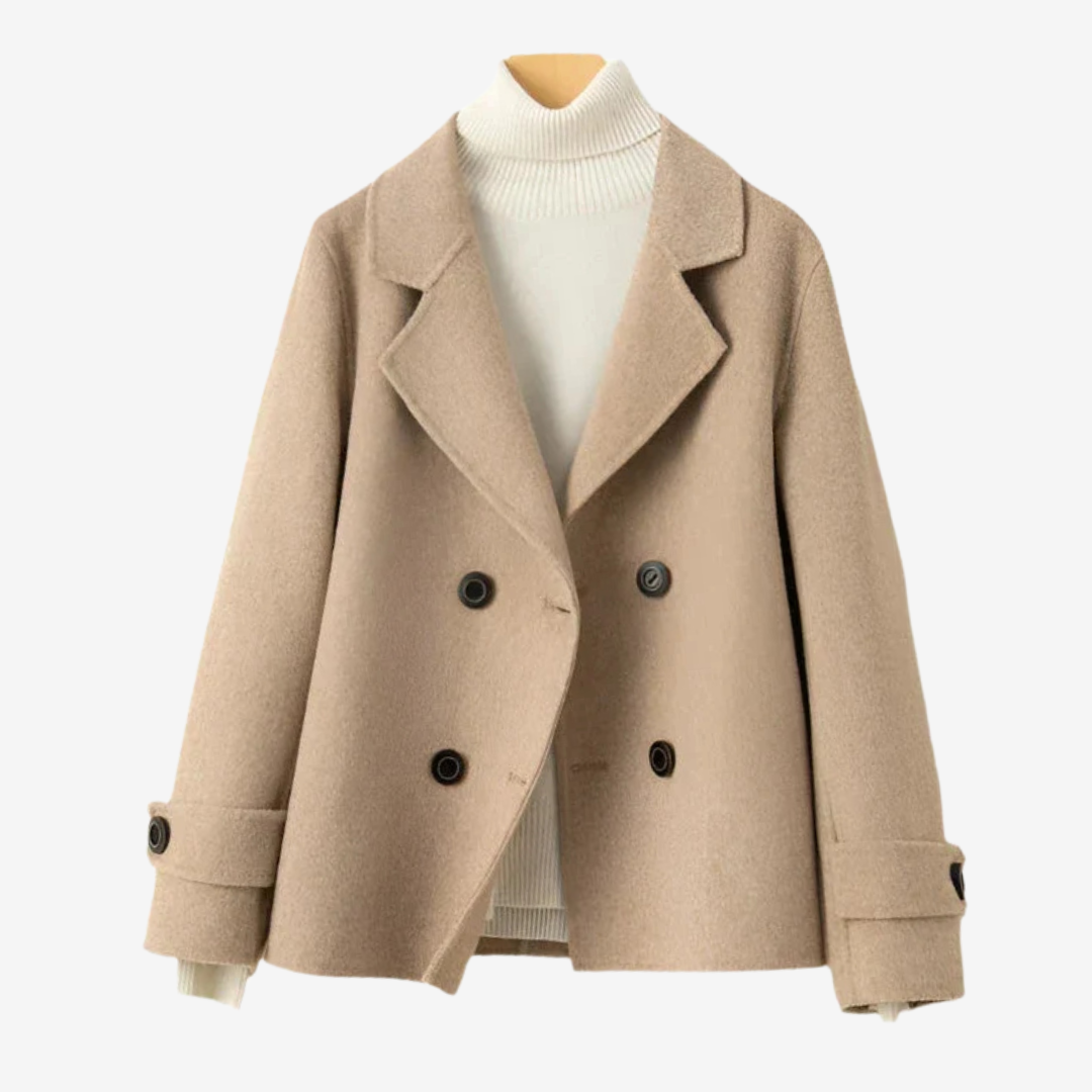 Blazer femme de bureau, double boutonnage, couleur neutre, coupe structurée. Parfait pour une tenue professionnelle moderne.