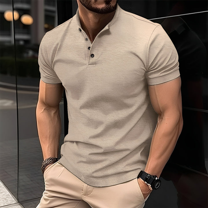 T-shirt homme élégant en coton, manches courtes. Modèle boutonné offrant confort et style décontracté pour l'été.