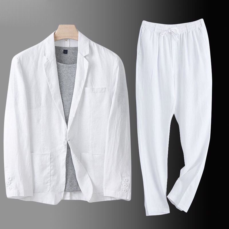 Costume homme décontracté élégant, style estival, couleur neutre. Ensemble confortable et tendance pour mariage ou voyage.