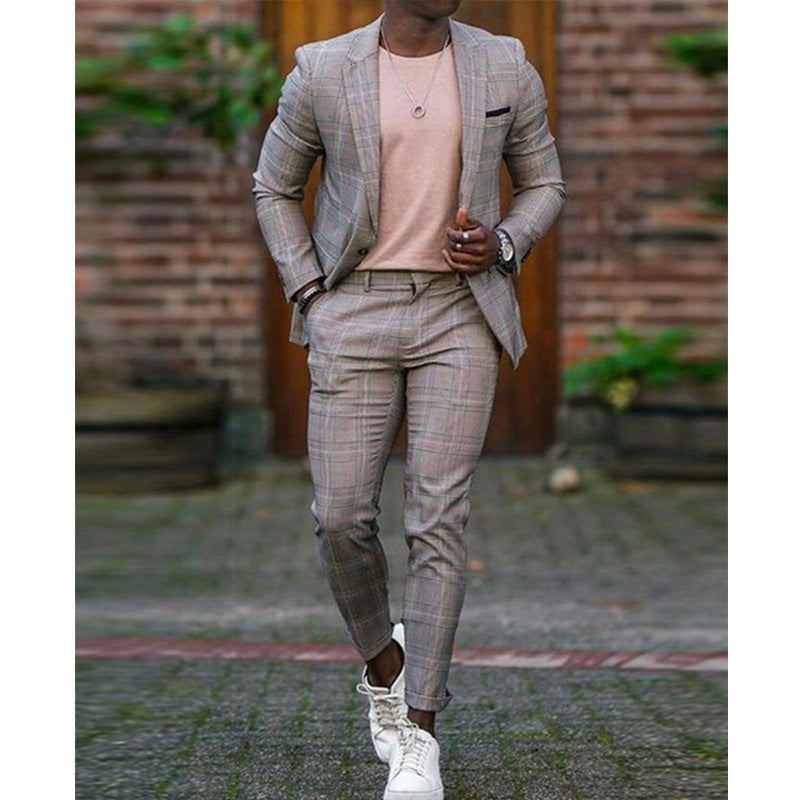 Costume homme moderne et confortable pour l'été, avec blazer et pantalon assorti, parfait pour une tenue chic décontractée.