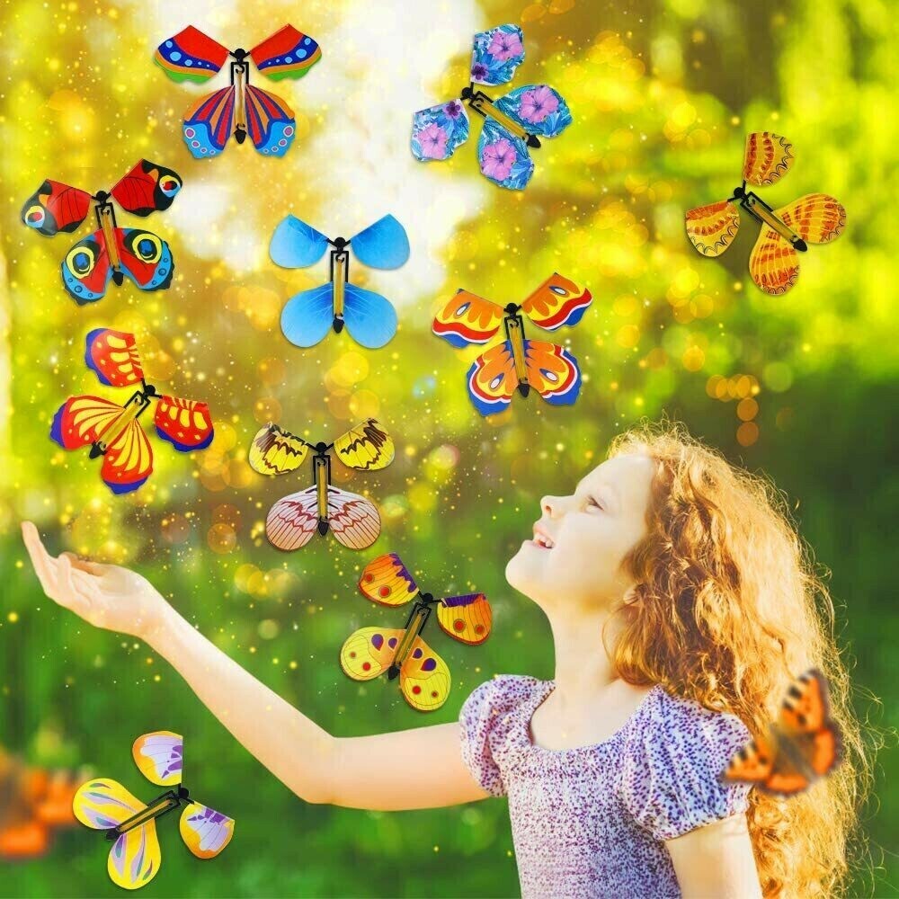 Enfant émerveillé par les papillons volants magiques, un jouet original et une belle surprise.