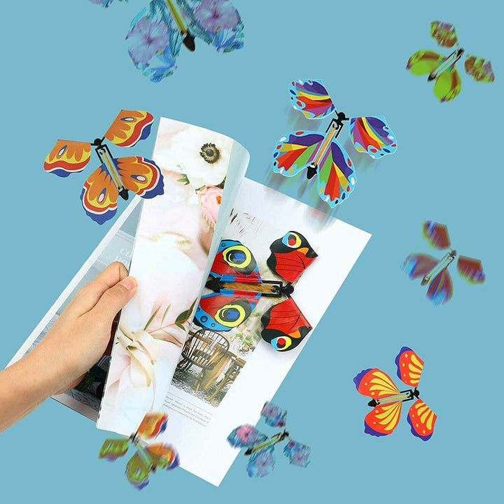 Insertion d'un papillon volant magique dans une carte, pour une surprise originale à offrir.