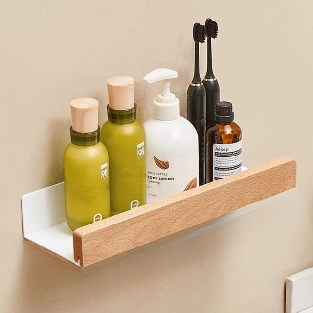 Étagère murale fonctionnelle en bois massif pour salle de bain. Design naturel, fixation auto-adhésive.