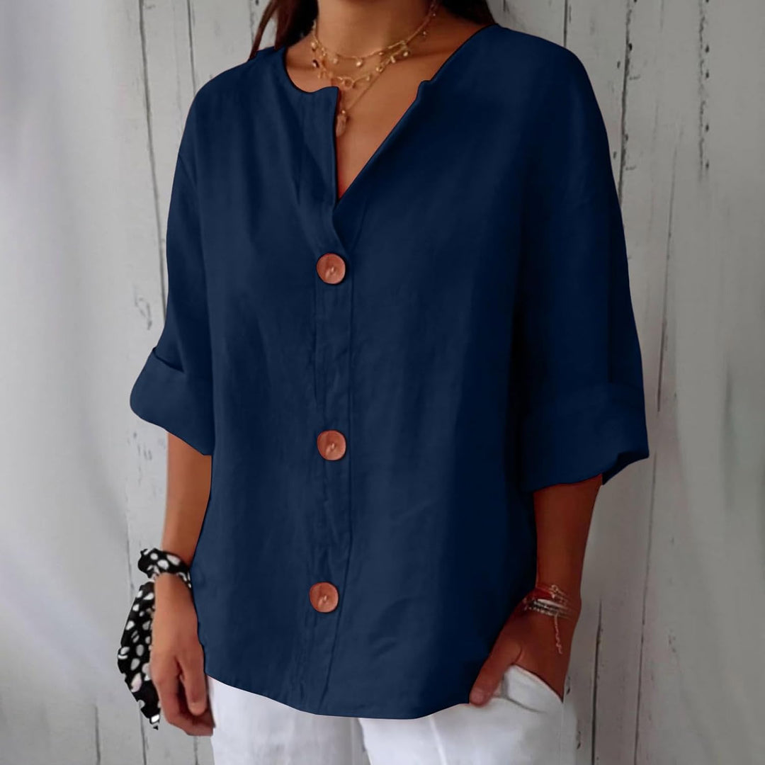 Blouse femme décontractée chic, col tunisien, boutonnée, style naturel estival.