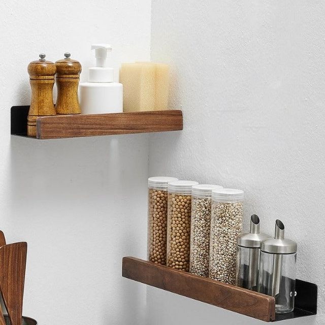 Organisation salle de bain : étagère en bois massif auto-adhésive. Solution de rangement murale durable.