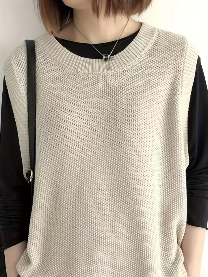 Pull sans manches femme crème, élégant. Chandail à col rond parfait pour superposer un look chic décontracté.