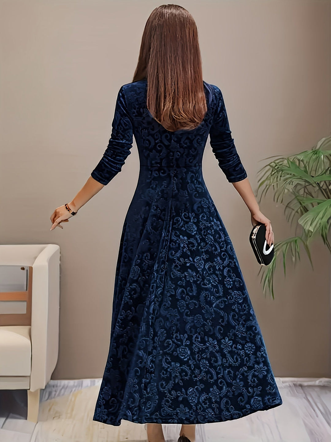 Modèle portant une robe A-line élégante en velours gris, idéale pour une soirée d'hiver. Robe longue femme.