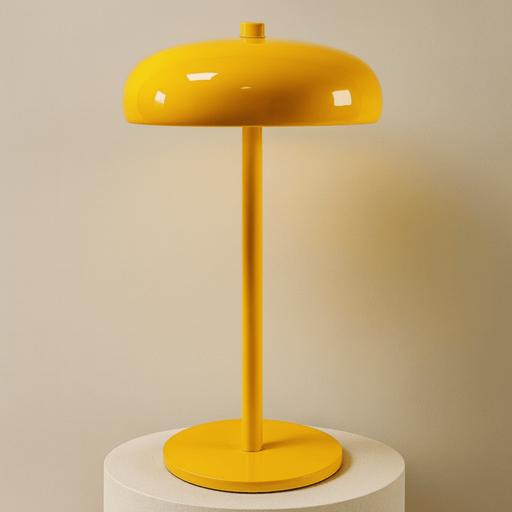Lampe de bureau LED sans fil avec abat-jour dôme et base épurée, contrôle tactile pour un éclairage ajustable.