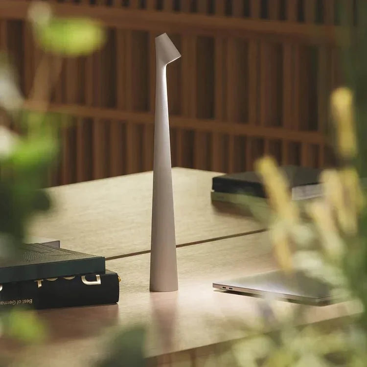 Lampe de chevet LED sans fil, design moderne, éclairage doux et rechargeable.