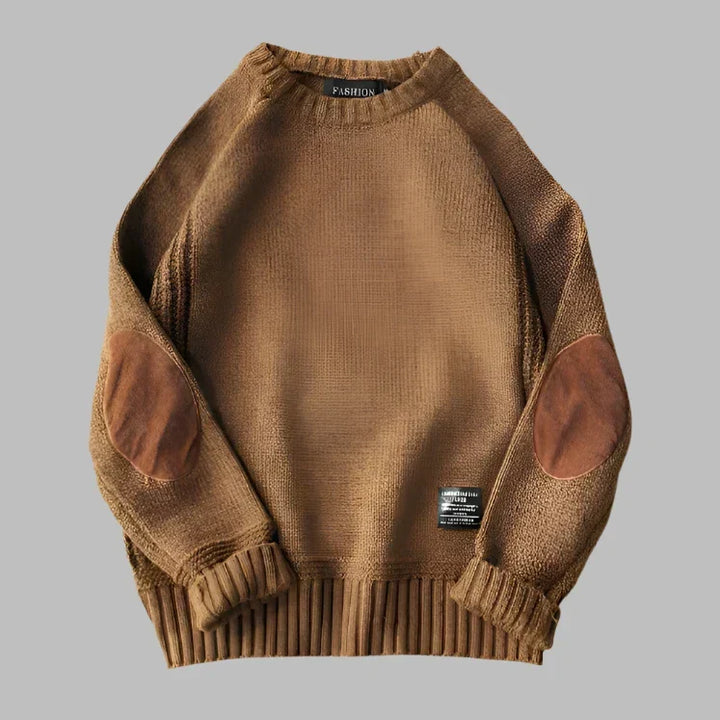 Vue détaillée du pull homme, mettant en valeur sa texture douce et sa coupe moderne, idéal pour l'hiver.