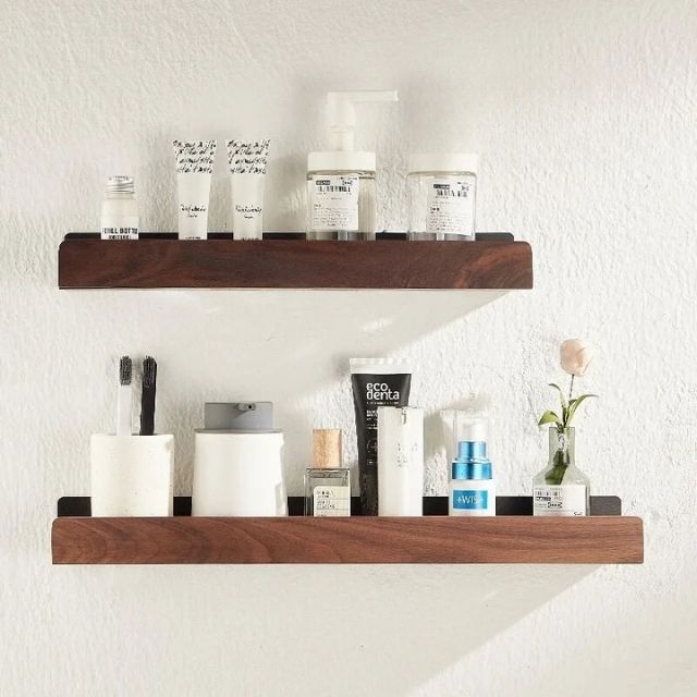 Optimisez l'espace : étagère murale en bois massif auto-adhésive pour salle de bain. Rangement simple et efficace.