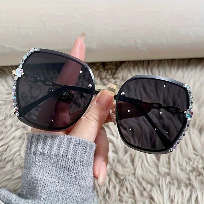 Accessoire d'été glamour: lunettes de soleil femme sans monture, cristaux, style élégant et léger.