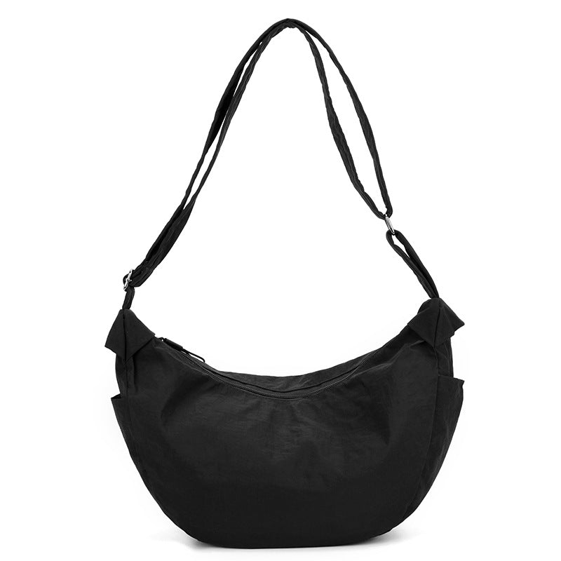Sac demi-lune élégant pour femme, bandoulière ajustable. Idéal comme accessoire mode avec sa grande capacité.