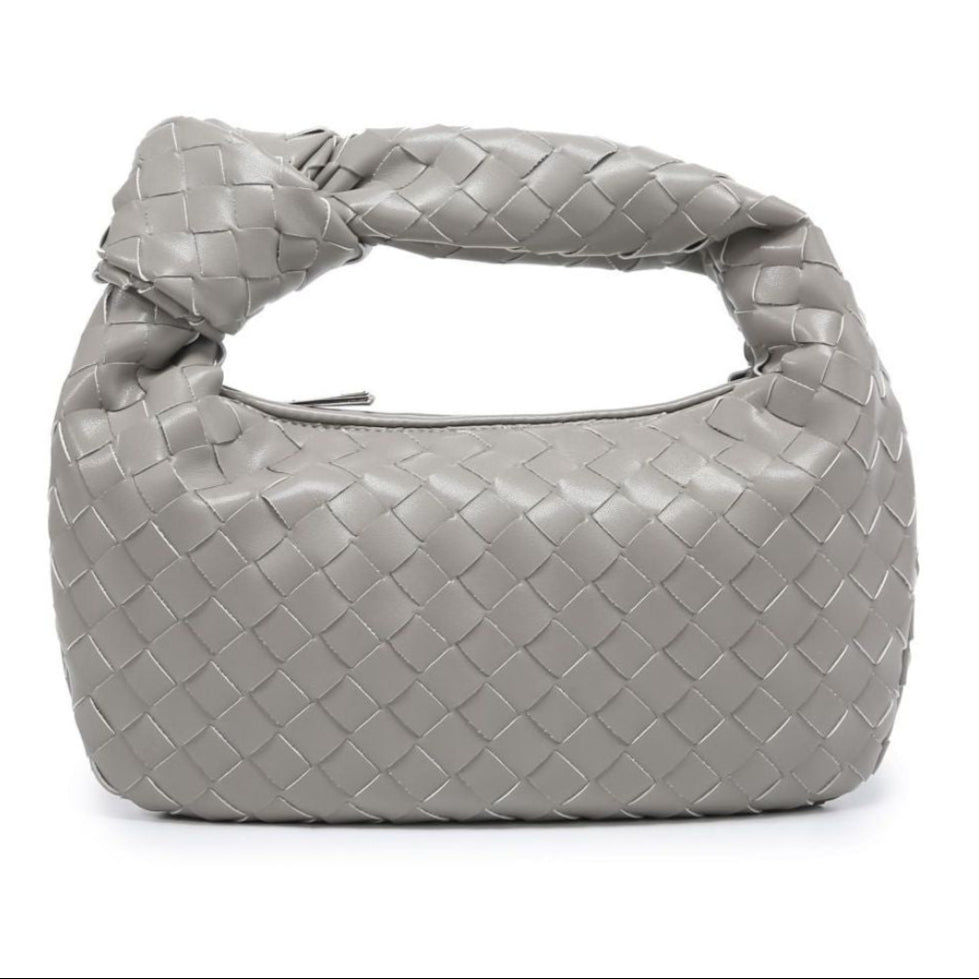 Sac à main femme tressé en simili-cuir, un choix chic et moderne pour un look urbain élégant.