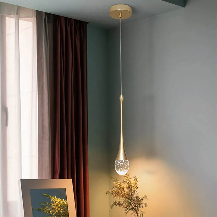 Vue détaillée de la suspension en verre, met en valeur son design moderne et sa lumière douce et accueillante.