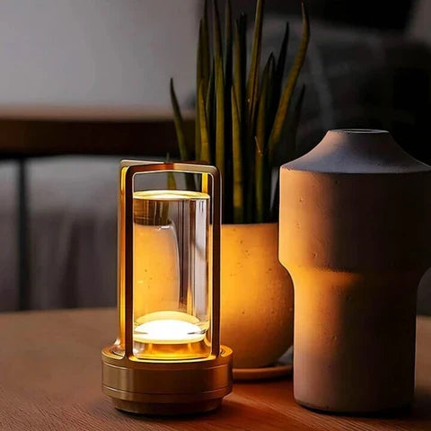 Lampe de table LED dimmable, sans fil, design moderne et élégant pour un éclairage intérieur.