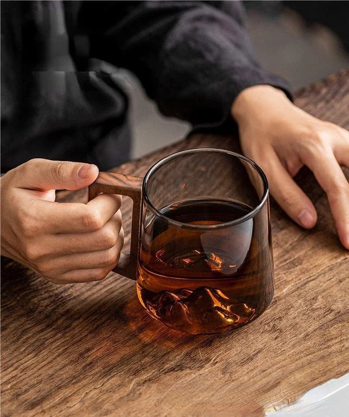 Mug en verre et bois transparent, cadeau parfait pour la maison, design élégant pour café ou thé.