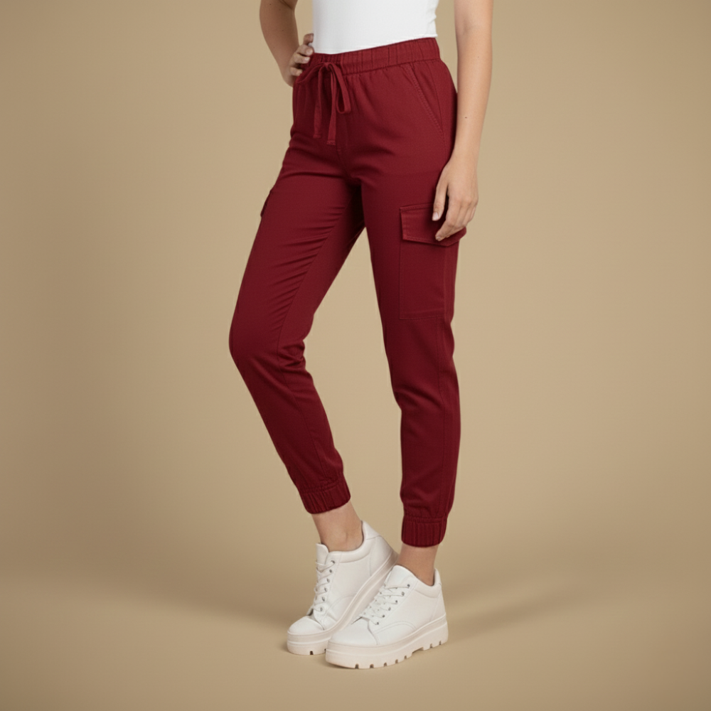 Modèle en pantalon cargo jogging femme vert armée. Idéal pour un style streetwear décontracté et urbain.