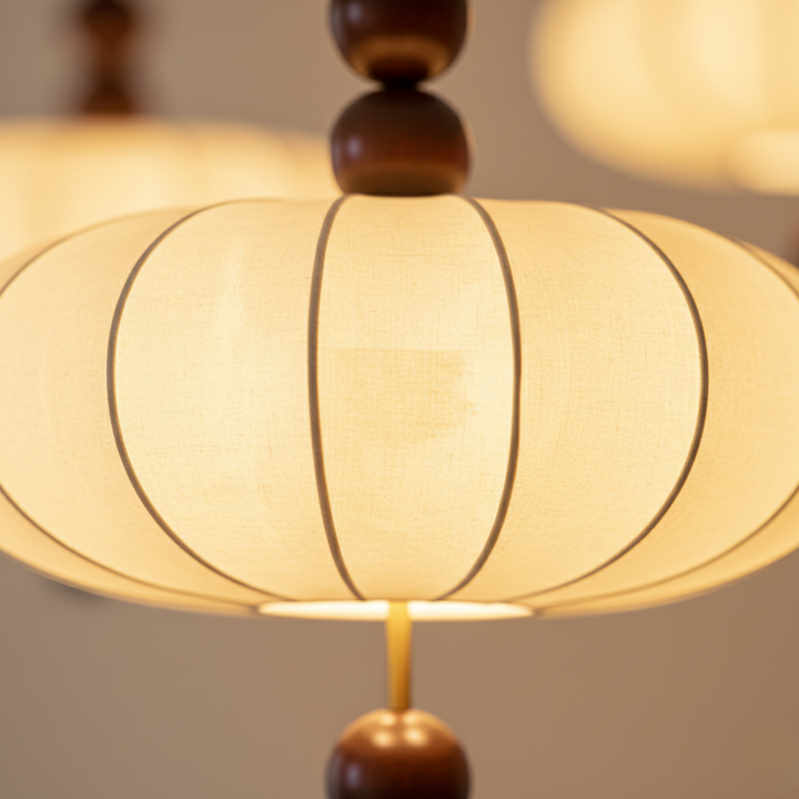 Luminaire Voile d'Ivoire, lampe suspendue élégante pour une lumière douce et une ambiance Japandi chaleureuse.