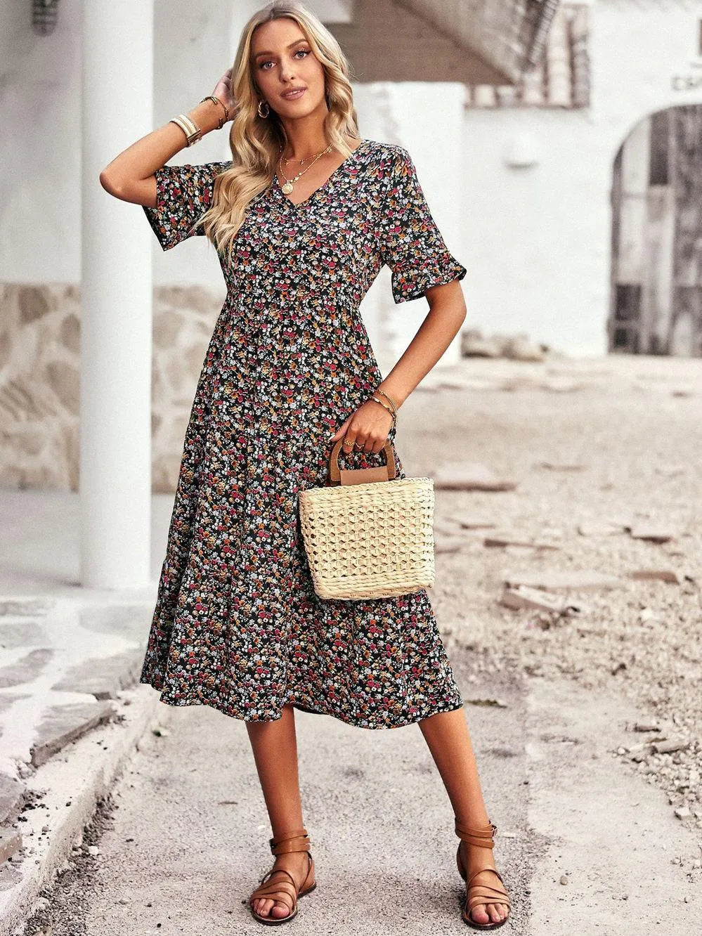 Robe femme légère et fluide à manches courtes, parfaite pour l'été. Style chic et confortable, facile à porter.