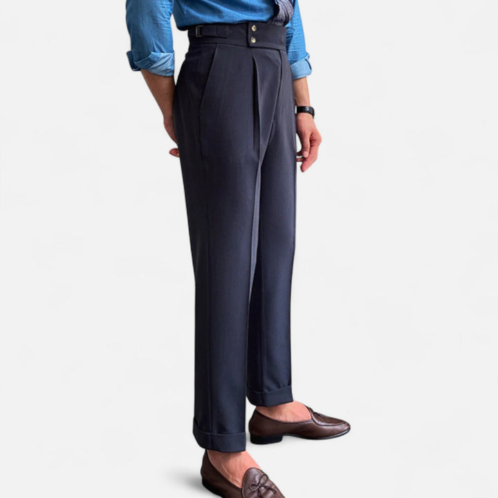 Mode masculine: pantalon homme taille haute drapé. Pièce élégante pour un look chic et moderne, très tendance.