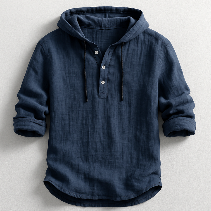 Détail d'une chemise à capuche homme avec cordon et poche kangourou, style chic casual et moderne pour le confort.