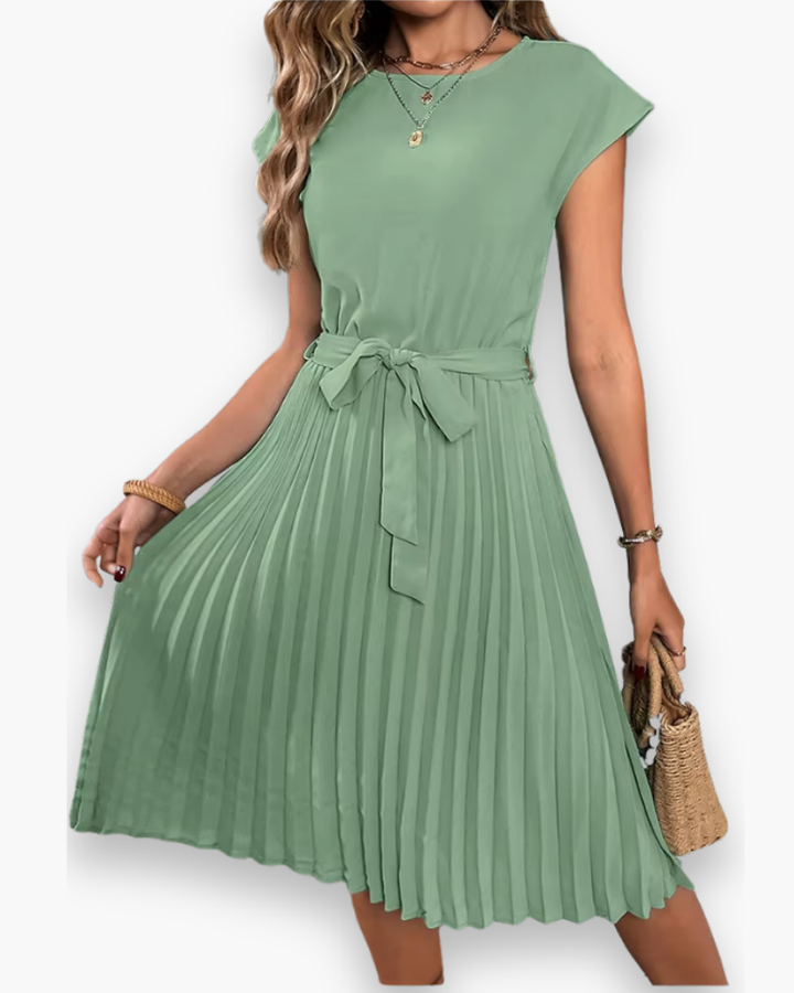 Élégante robe plissée pour femme, design moderne, parfaite pour cérémonies ou un look estival chic.
