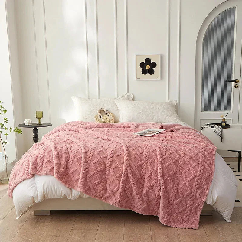 Laine d'agneau douce et luxueuse, cette couverture réversible offre une chaleur inégalée en hiver.