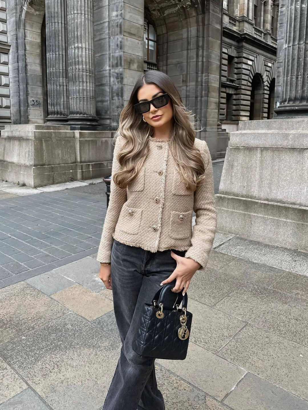 Veste femme classique noire pour tenue formelle ou professionnelle. Élégance intemporelle pour mode féminine chic.