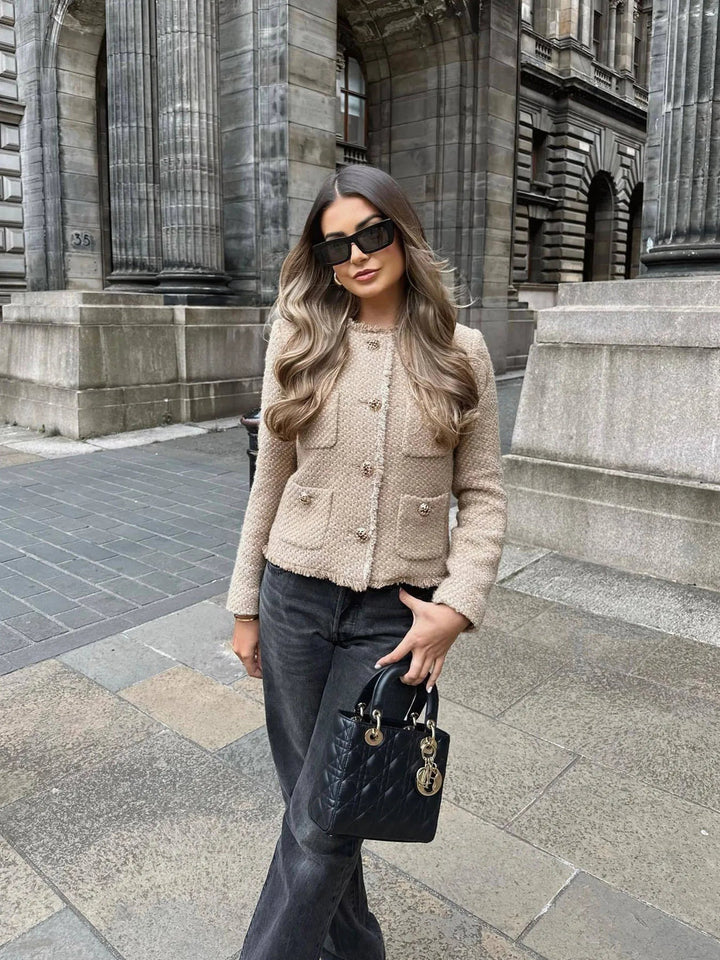 Veste femme classique noire pour tenue formelle ou professionnelle. Élégance intemporelle pour mode féminine chic.